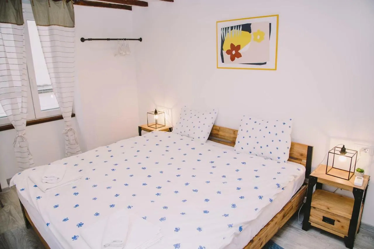 Ferienwohnung 5 minutes walk ART Split Apartment